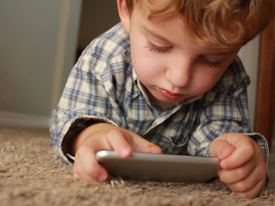 bambino al cellulare