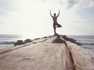 ragazza che pratica yoga