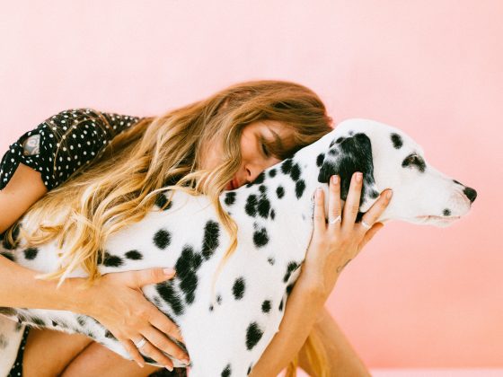 Donna che abbraccia un cane