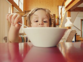 bambino che mangia