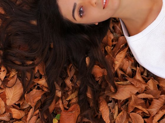 Ragazza con capelli folti